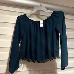 New with tag Vivacé blouse. Green color, medium size